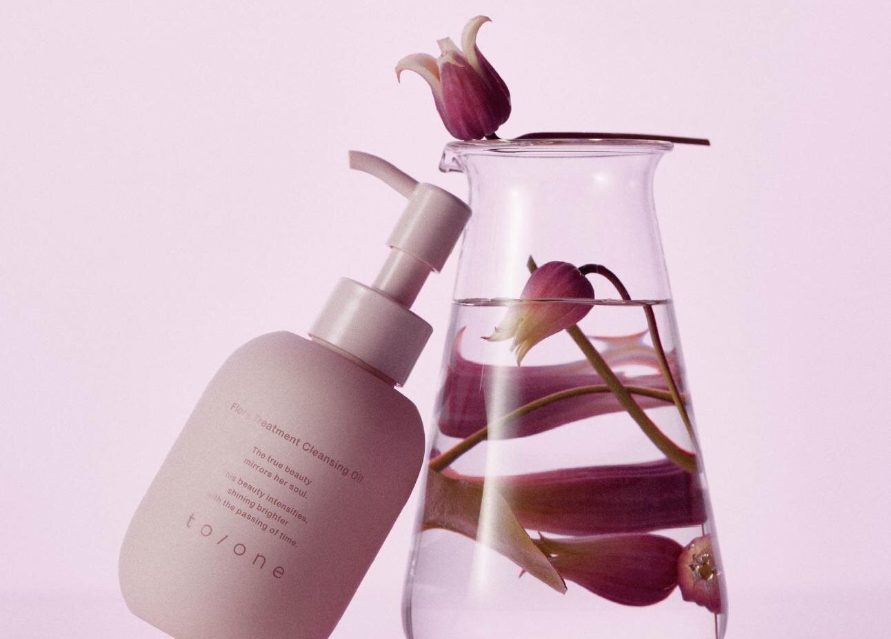 トーン「花と発酵の力」でゆらぎを鎮める新スキンケア、“まるで湯上がり肌”化粧水＆乳液など